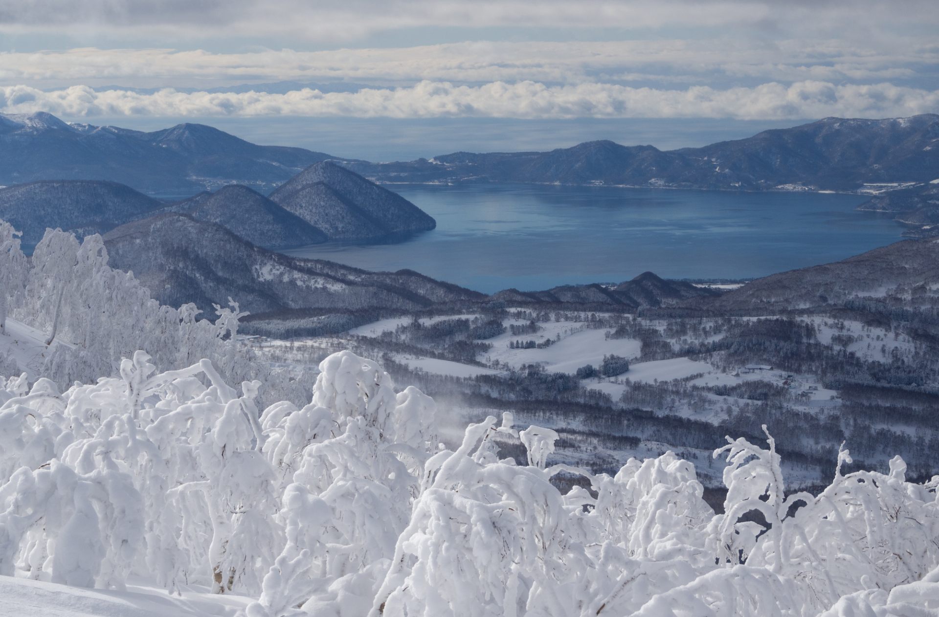 『生きた火山の博物館』と呼ばれる、総面積993 km²の広大な国立公園