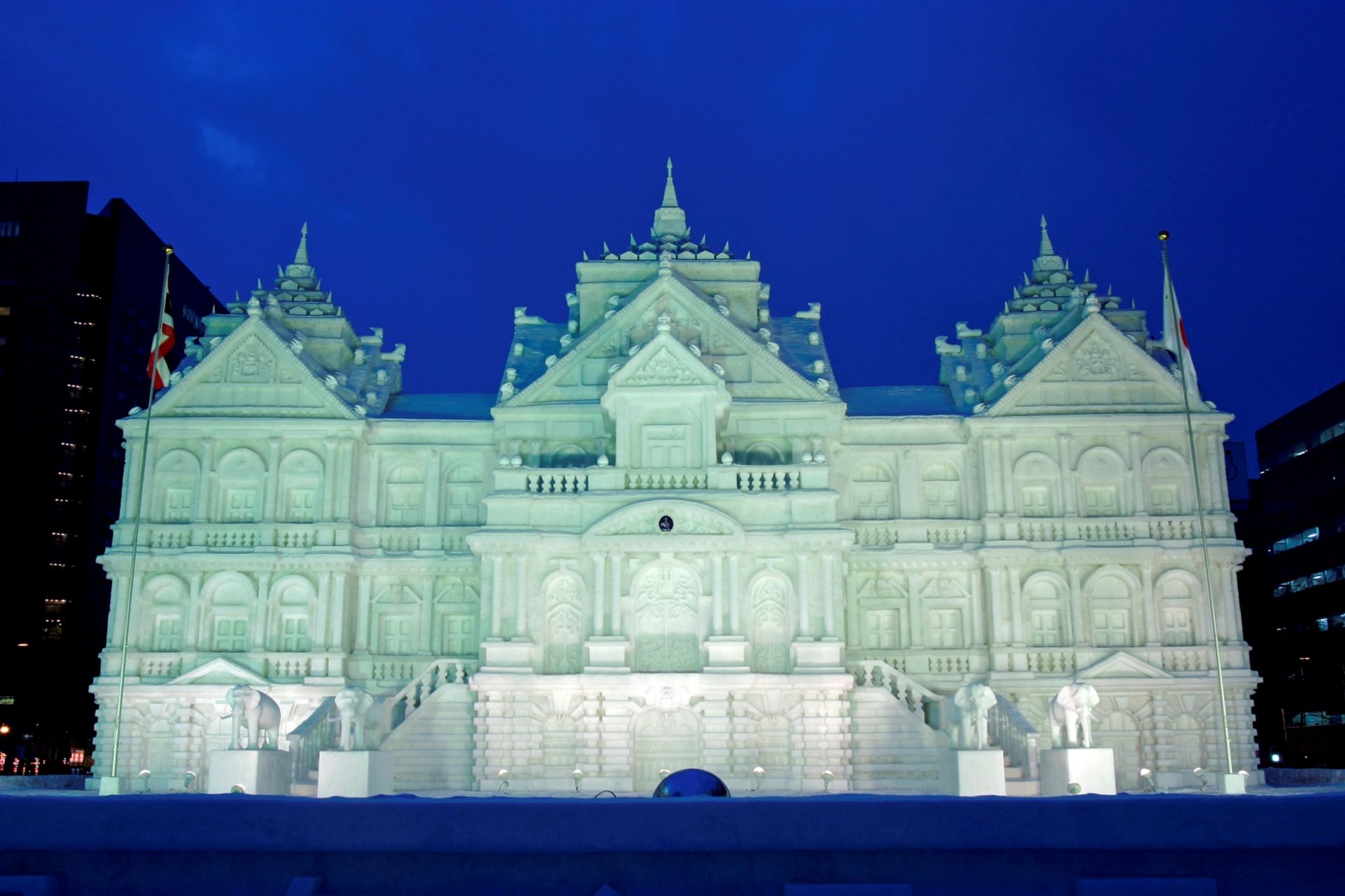 名列世界三大雪祭之一，吸引国内外约200万人造访，是札幌冬季最盛大的活动