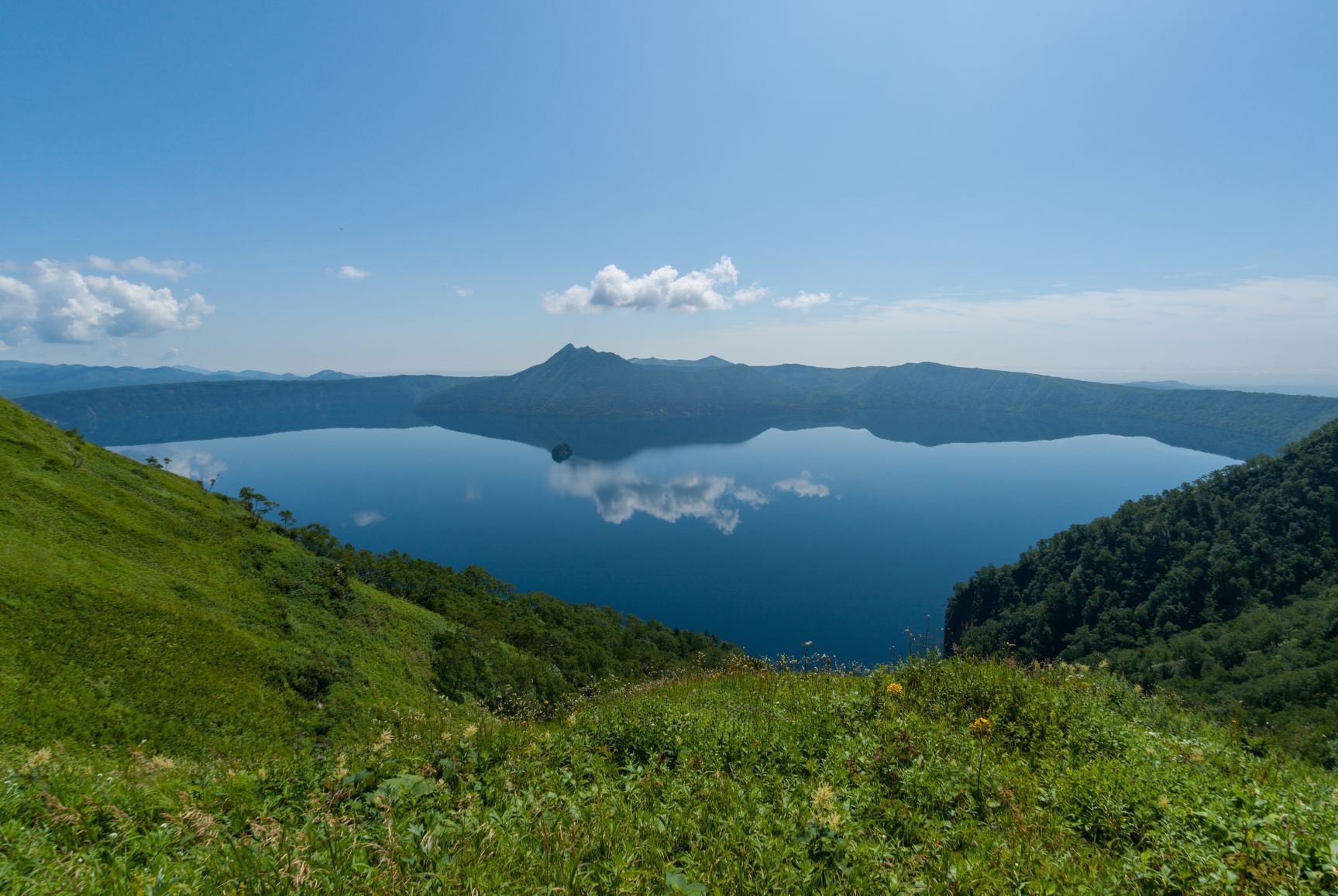 在澄澈湛藍的神秘湖泊中療癒心靈