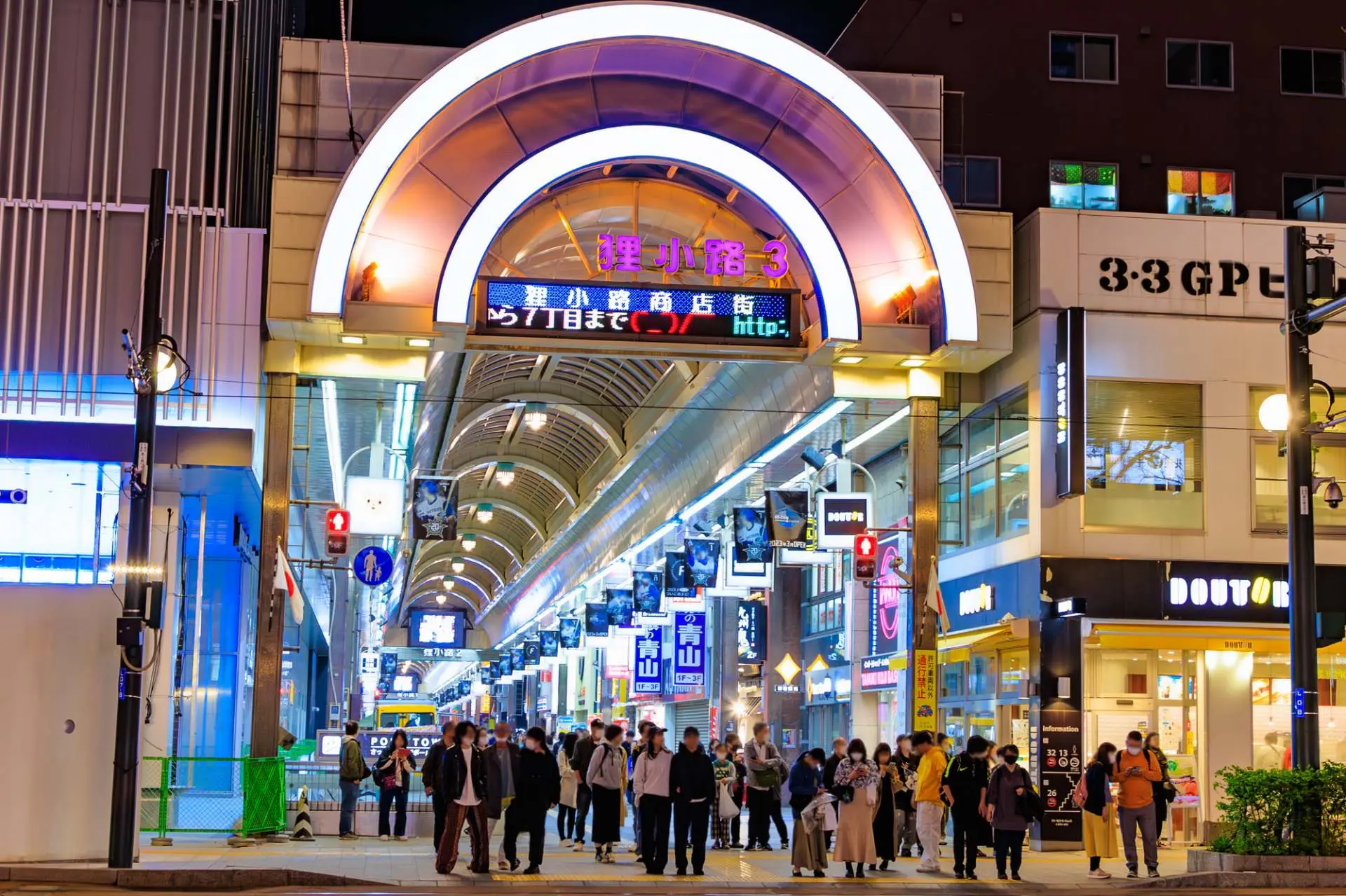 夜も賑わう狸小路商店街