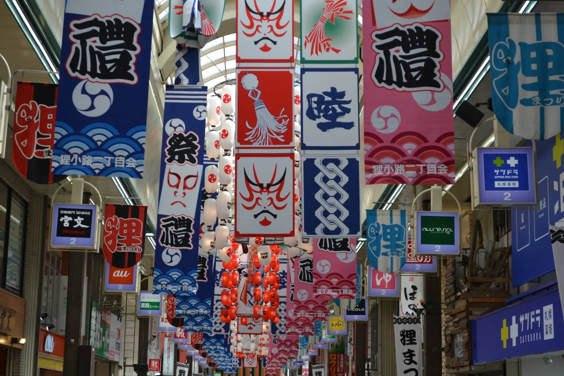 個性的なお店が立ち並ぶ中に神社が��るのも面白い