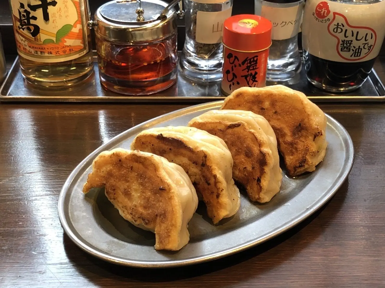 北海道食材で作った大粒餃子と、北海道のソウルフード・ザンギをセットで