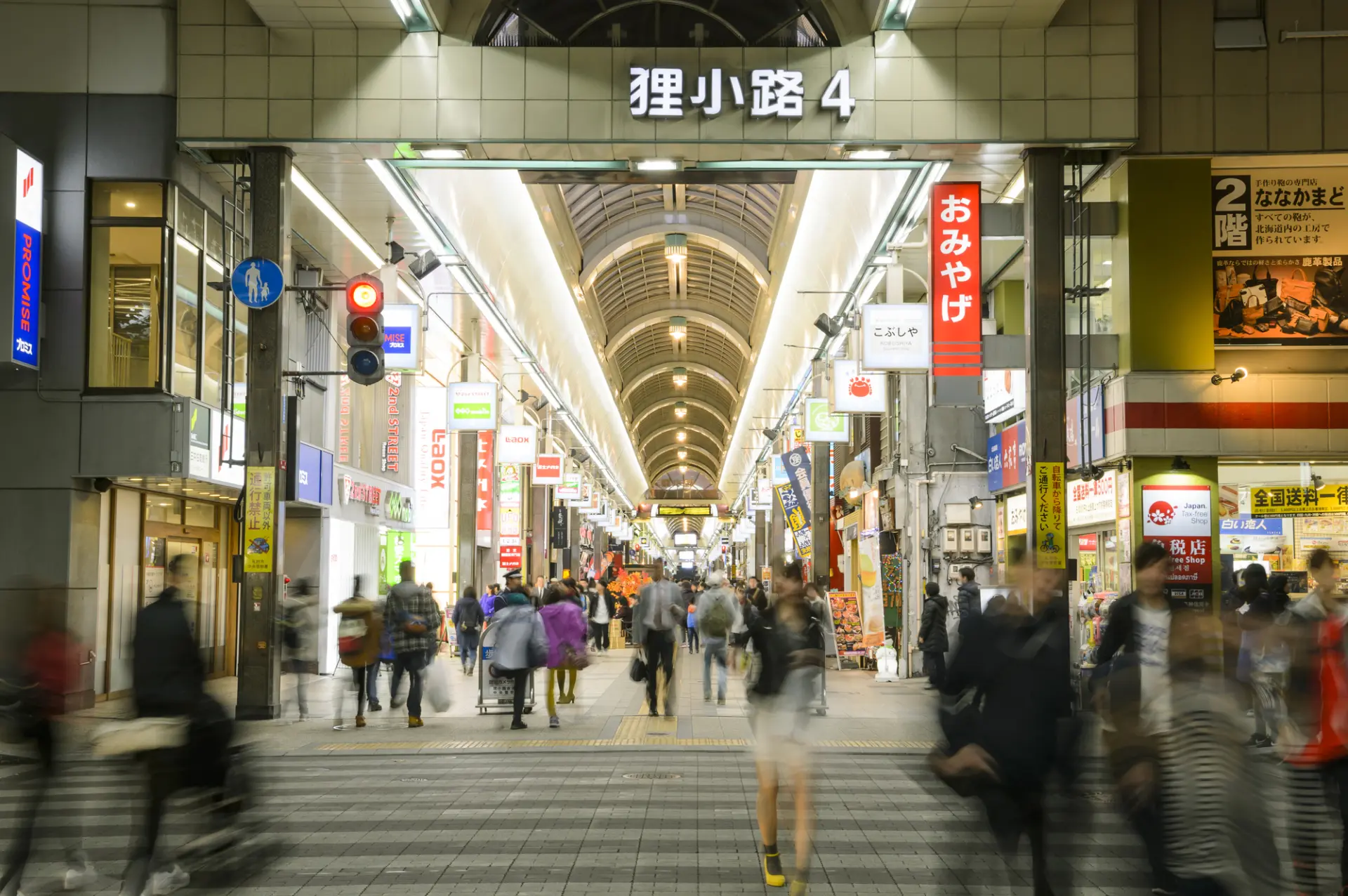 ７丁目まである狸小路商店街の中でも特に賑う狸小路４丁目