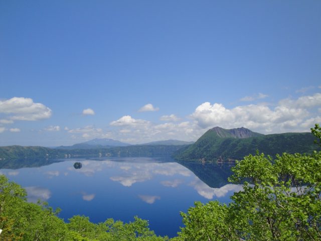 從「摩周湖第一觀景臺」望去的美麗景觀