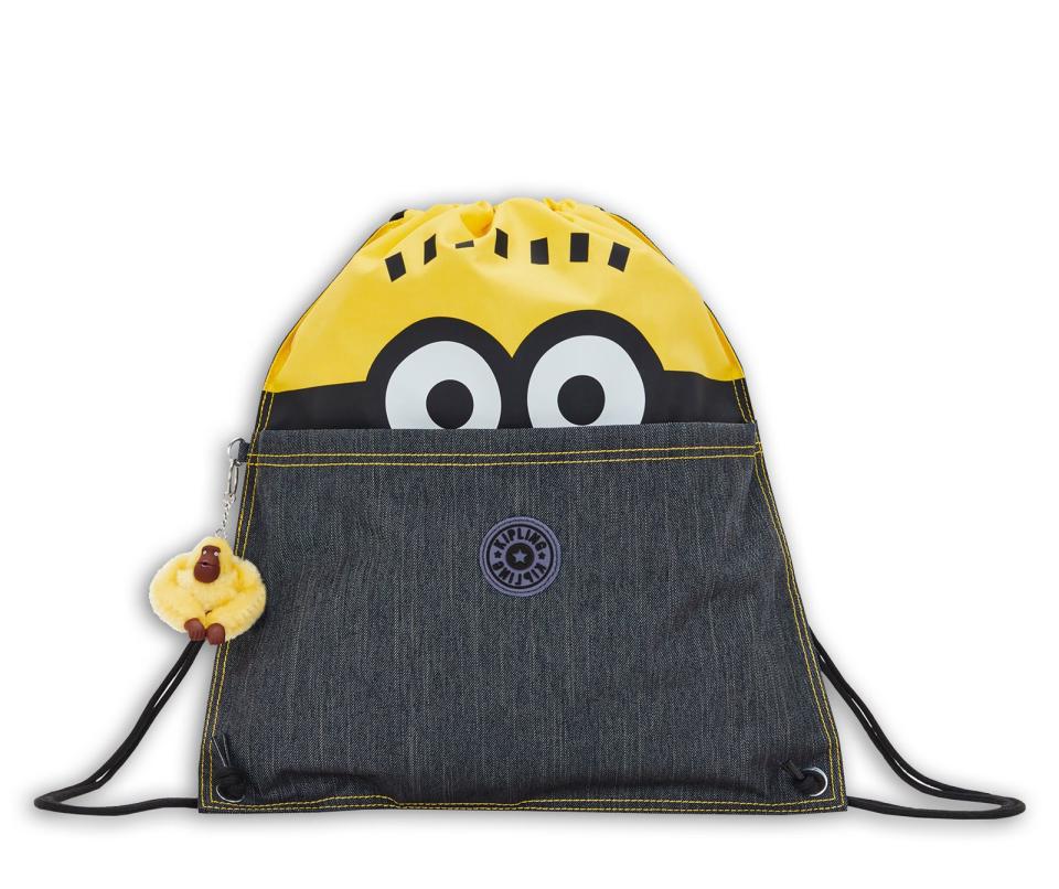 Kipling X Minions聯名系列小小兵牛仔造型拉鍊束口袋後背包。NT$2,880（Kipling提供）