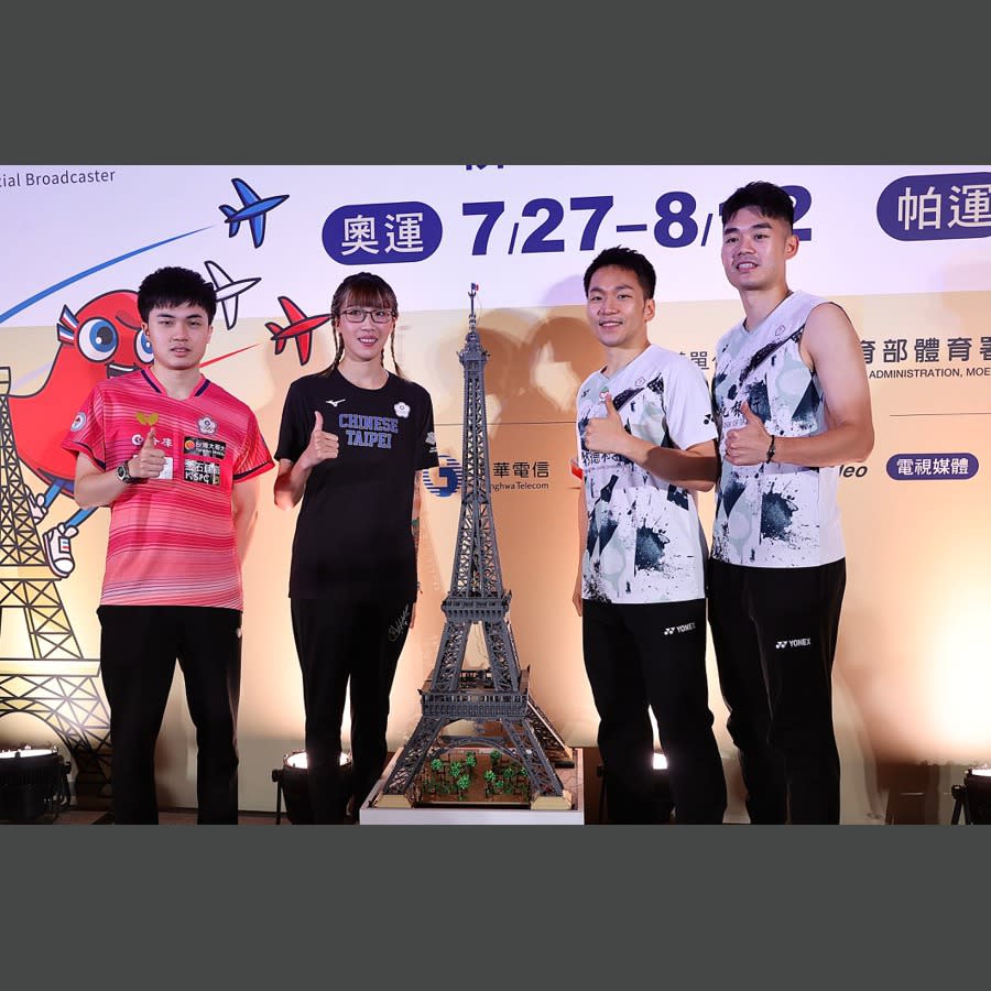羽球選手王齊麟（右一）與李洋 （右二）、桌球選手林昀儒（左一）、拳擊選手黃筱雯（左二）出席記者會。記者林伯東／攝影