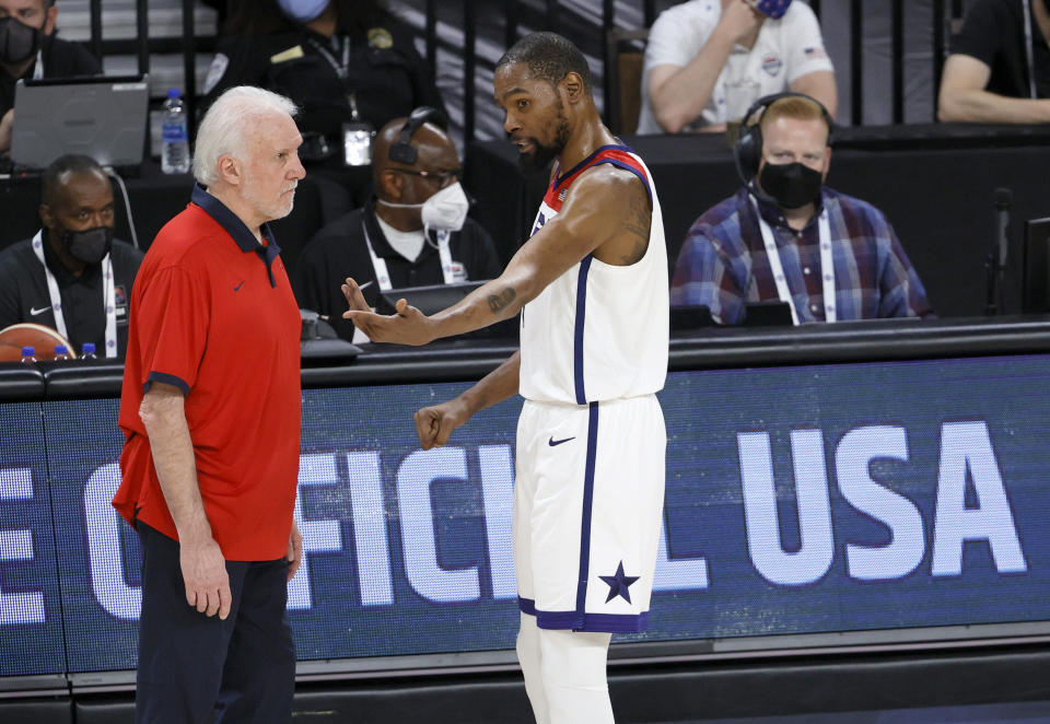 美國男籃總教練Gregg Popovich（圖左）與Kevin Durant。（Photo by Ethan Miller/Getty Images）