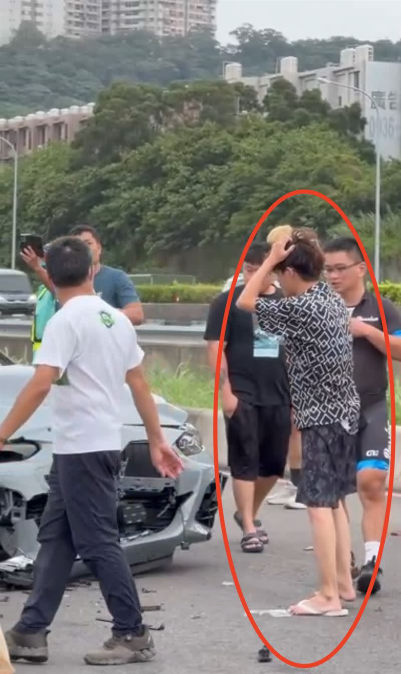 謝男看到BMW車頭全毀，抱頭哀號。（圖／翻攝畫面）