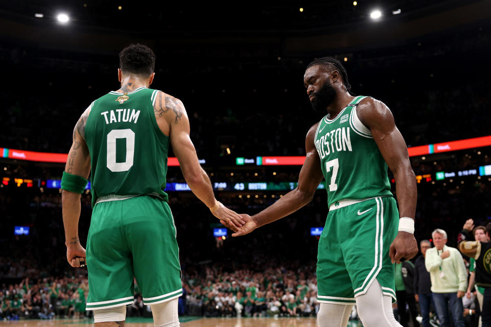 Jayson Tatum（圖左）與Jaylen Brown領軍，波士頓塞爾蒂克收下NBA 2023-24賽季總冠軍，Brown更榮膺FMVP。（Photo by Elsa/Getty Images）