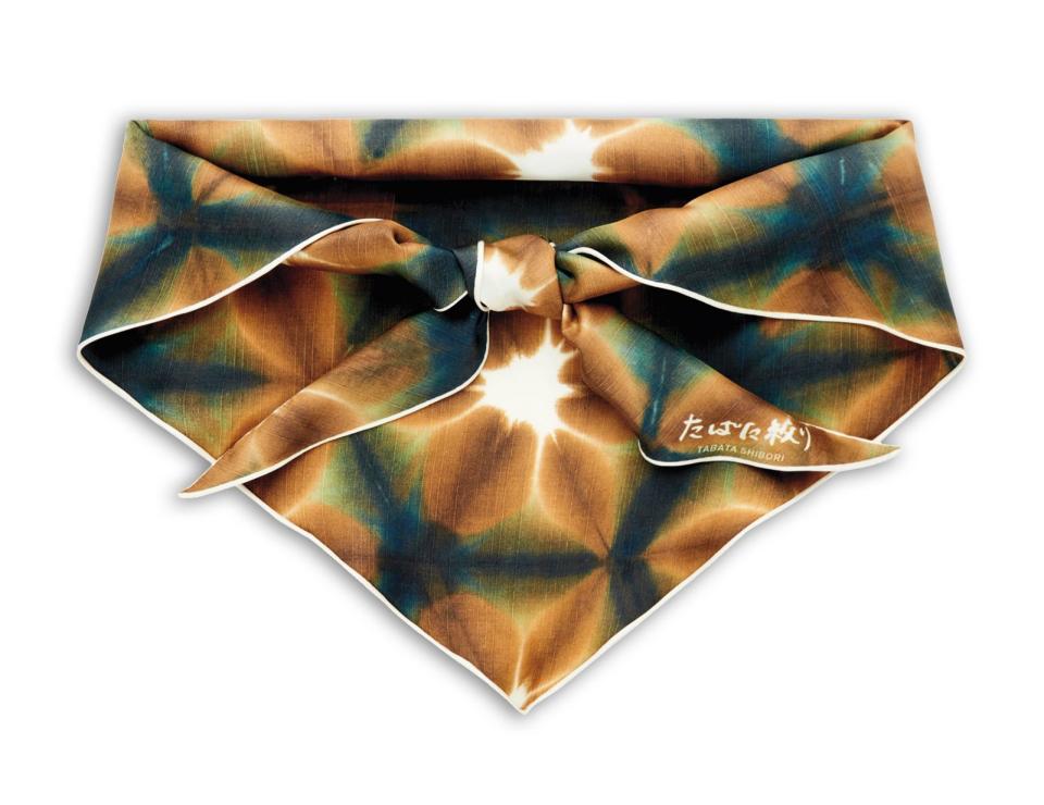 COS x TABATA SHIBORI聯名系列絲質領巾。價格店洽。（COS提供）
