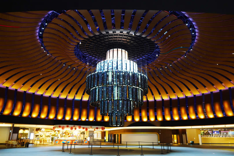 環形大堂中央有一盞由156個具獨立驅動裝置的LED面板組成的動態吊燈，會定時隨音樂變化升降、隨機呈現各種美麗圖案。（圖／魏妤靜攝）