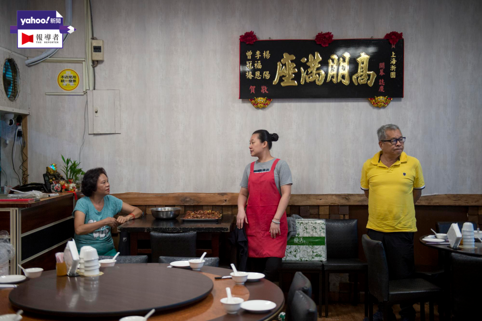 寶哥（右）偶爾到大兒子彭浩倫的餐廳「上海浙園」看看，長年經營餐飲的習慣改不了，聊天仍不時張望門口，一有顧客徘徊立刻上前招呼。（攝影／林彥廷） 