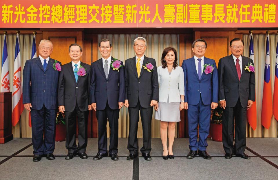 2016年，李紀珠（右3）擔任新光金控總經理暨新光人壽副董事長。