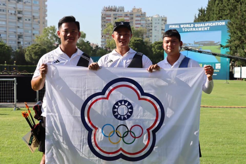 戴宇軒（左）、林子翔（中）、湯智鈞（右）為台灣反曲弓男子組射下3張奧運門票。（照片來源：中華射箭協會）