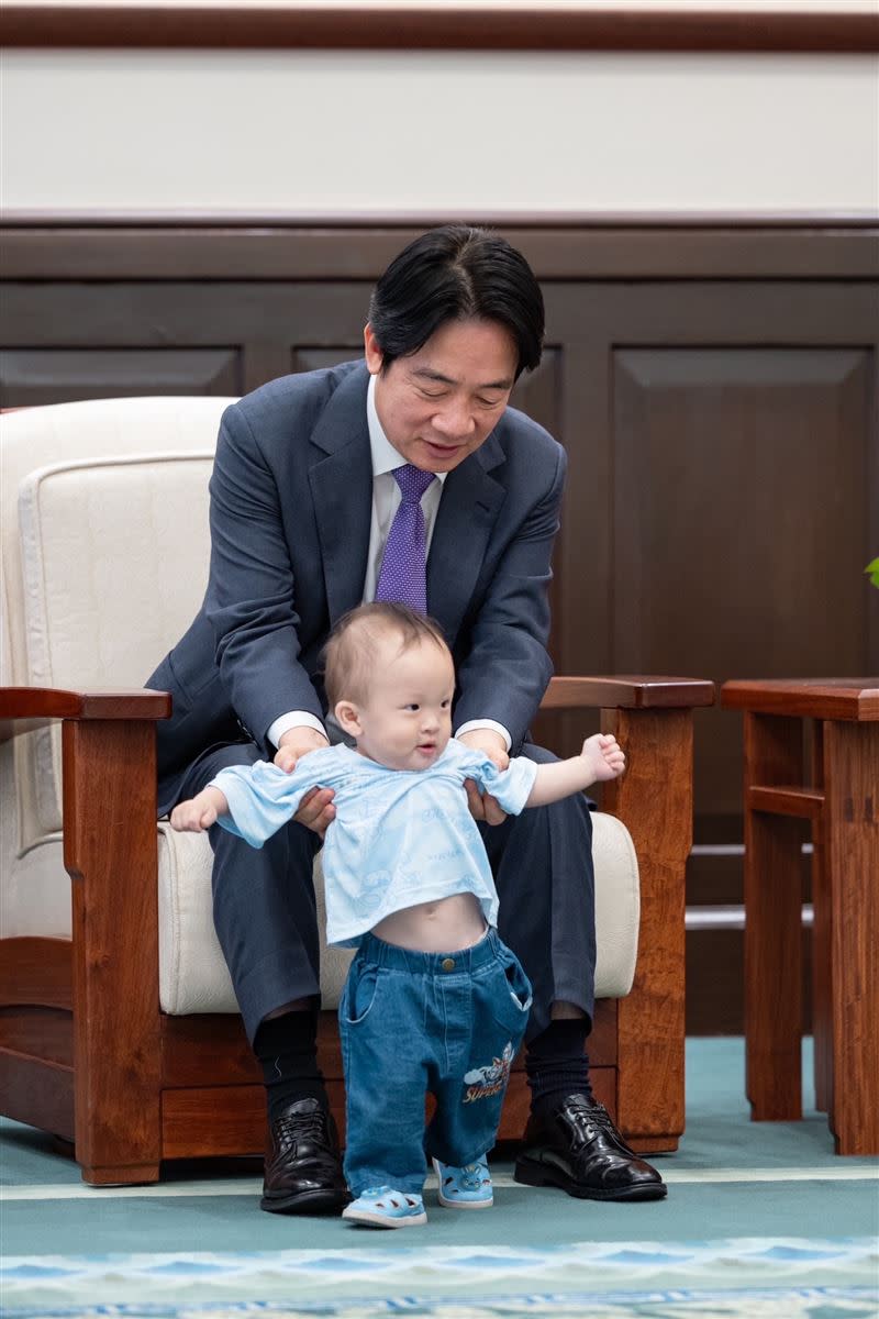 賴清德抱抱小嬰兒（圖／總統府提供）
