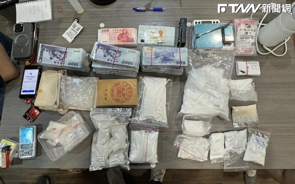 警方在葉女的住家及車輛，查扣逾2公斤的海洛因和200多公克的安非他命。（圖／翻攝畫面）