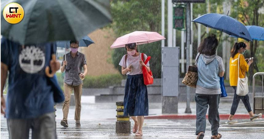 氣象署發布大雨特報，以及大雷雨即時訊息。（示意圖／焦正德攝）