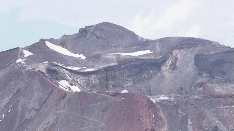 日本東京都一登山客爬富士山失聯，警方登山搜救竟在火山口旁發現3人已失去心肺功能。