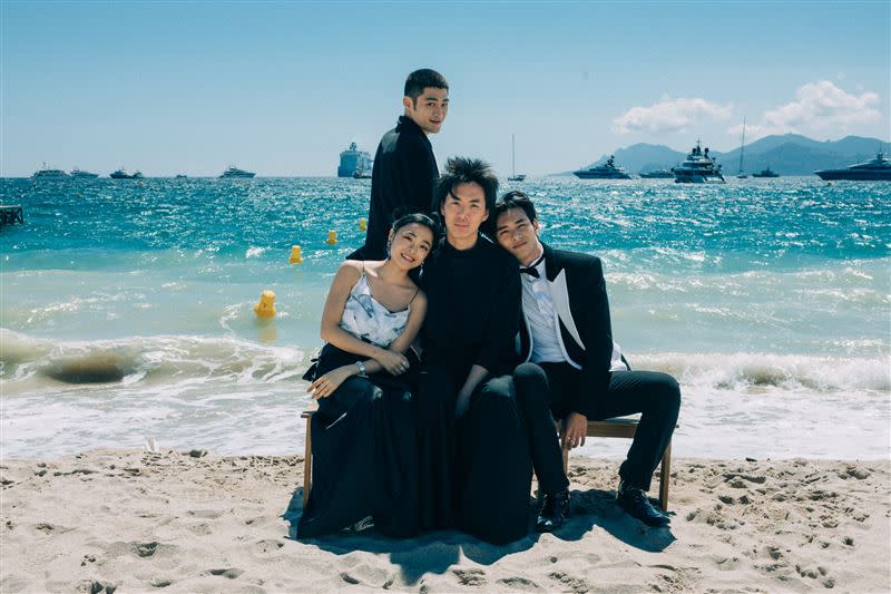 劉韋辰（右起）、導演王凱民、李夢苡樺和潘綱大在坎城海邊享受蔚藍海岸。（圖／目擊者文創有限公司提供）