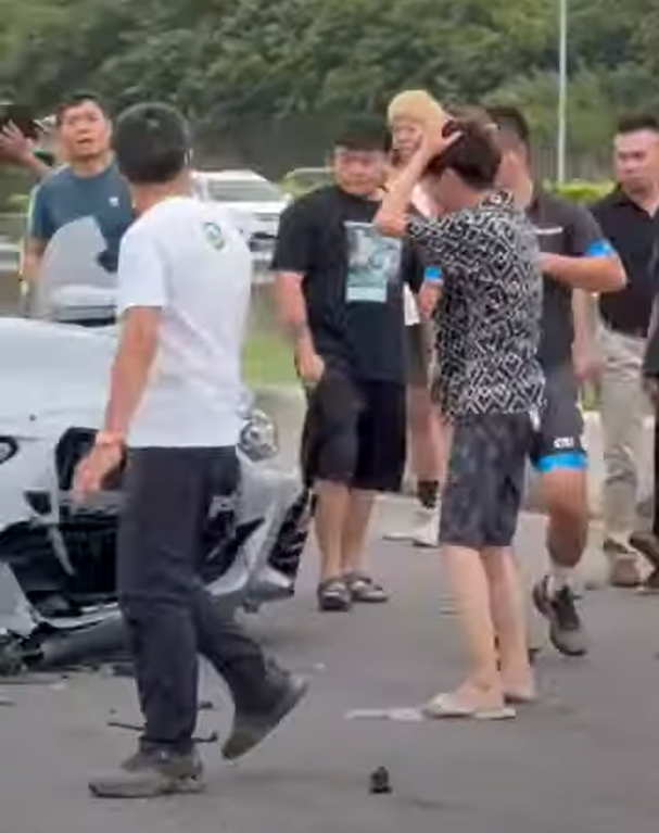 19歲謝姓男子駕駛BMW撞楊梅休息站護欄，他看到愛車毀損當下不敢置信地抱頭。翻攝記者爆料網