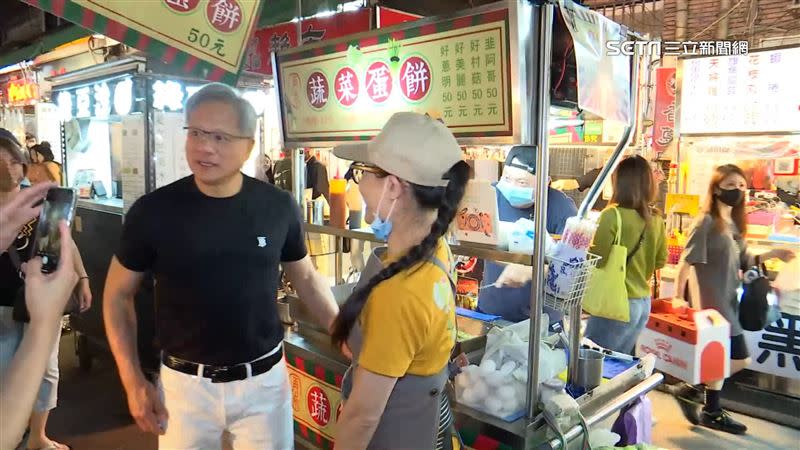 黃仁勳逛臨江街夜市買蔬菜蛋餅。