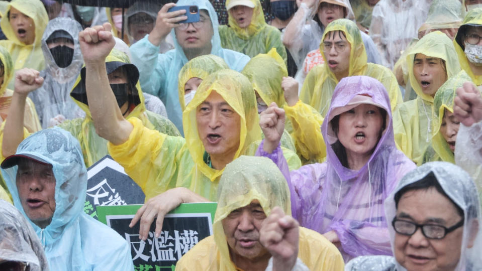 「反濫權 護民主」說明會台北場，民眾冒雨力挺。陳品佑攝