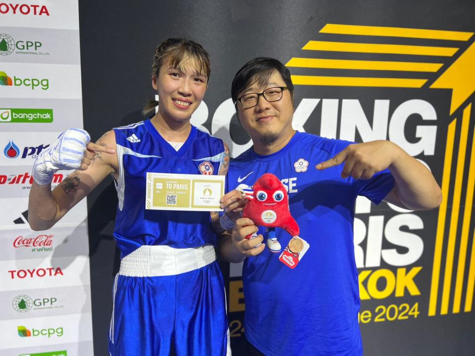 拳擊女將黃筱雯（左）取得巴黎奧運門票，與教練劉宗泰（右）開心合照。（照片來源：中華民國拳擊協會）
