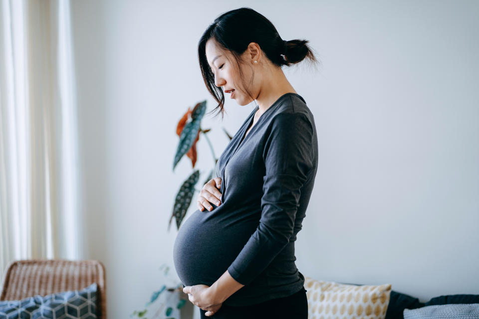 維生素B12對於紅血球的形成和神經系統的發育至關重要。孕婦可以通過攝取含有豐富維生素B12的食物，如肉類、魚類、乳製品和蛋類來確保足夠的攝取。