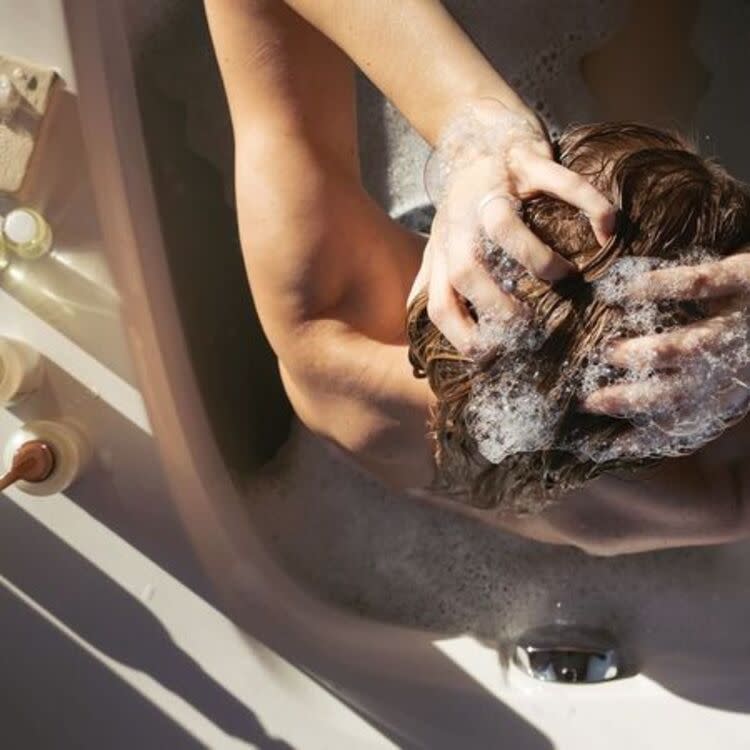 相信很多人一年四季都沖熱水澡，但過高的水溫反而會傷害頭皮毛囊  source：avedataiwan@ig