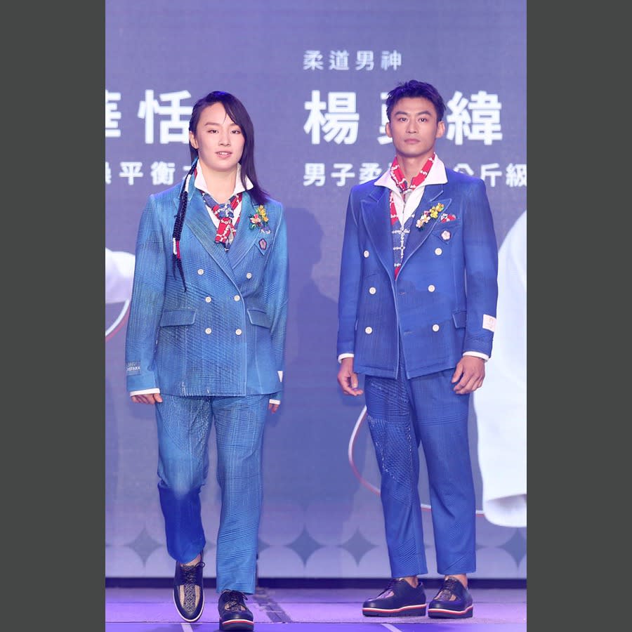 柔道國手楊勇緯（右）與體操國手丁華恬（左），穿著本次巴黎奧運中華隊進場服登場走秀。記者蘇健忠／攝影