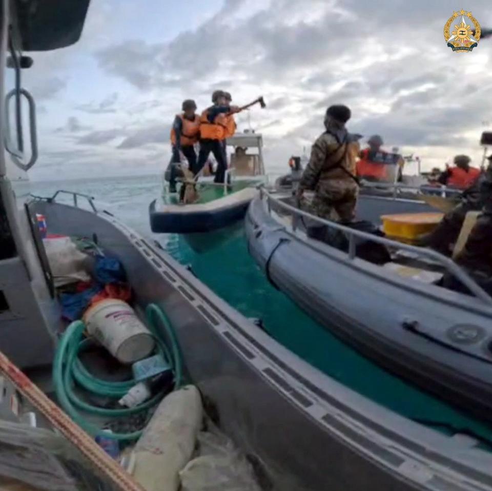 菲律賓武裝部隊公布照片，2024年6月17日中國海警人員駕汽艇衝撞菲國補給船，還持刀斧指向菲軍水手，阻擋前往仁愛暗沙。美聯社