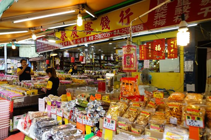 譽展蜜餞行賣的零嘴點心種類非常多。（圖／翻攝自Google Map）