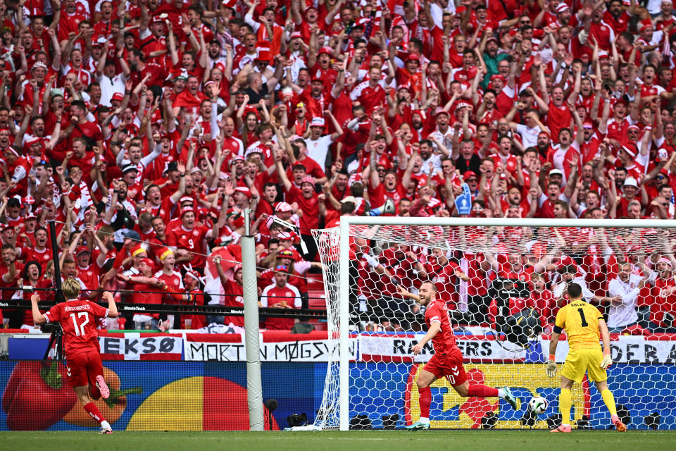 丹麥「不死戰士」Christian Eriksen在踢進本屆首顆進球後，與隊友及全場丹麥球迷一同慶祝 (Photo by Tom Weller/picture alliance via Getty Images)