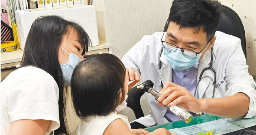 新冠、流感疫情由北向南蔓延，台中市各級醫院病號最近爆多。（圖／中國時報馮惠宜攝）