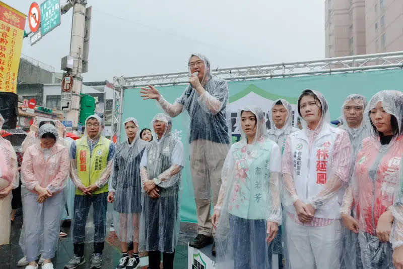 ▲民進黨舉辦「反濫權、護民主」台北場宣講時下起暴雨，包括秘書長林右昌、立委吳思瑤、吳沛憶、洪申翰、王世堅身著輕便雨衣接連上台宣講。（圖／民進黨提供）