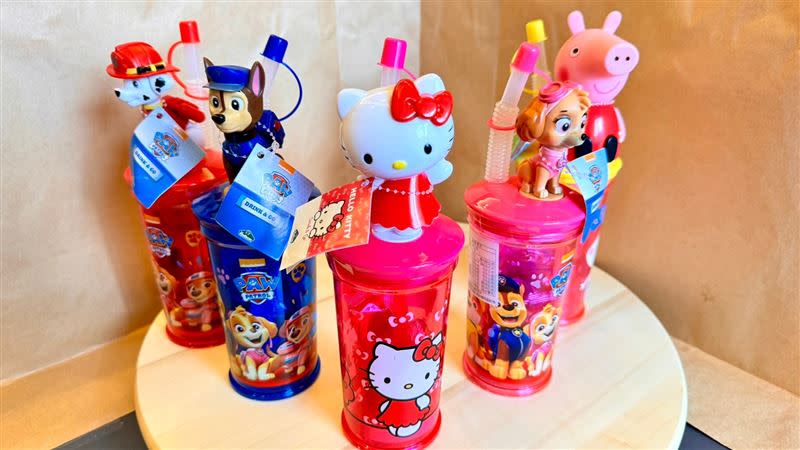 汪汪隊立大功、HELLO KITTY、Peppa Pig造型吸管水杯(附糖果）。（圖／品牌業者提供）