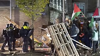 Die Polizei nahm etwa 125 Aktivisten fest, als sie am 7. Mai 2024 ein pro-palästinensisches Demonstrationscamp an der Universität von Amsterdam, auflöste.