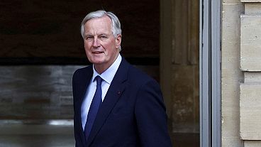 Le nouveau Premier ministre français Michel Barnier arrive pour la cérémonie de passation des pouvoirs, jeudi 5 septembre 2024 à Paris.