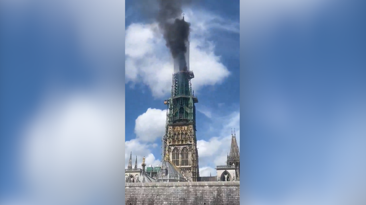 VIDEO Fire Breaks Out At Frances Landmark Rouen Cathedral