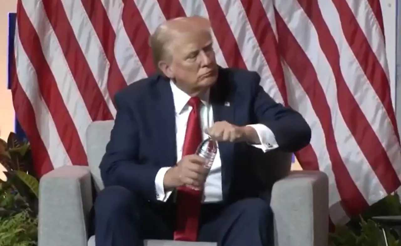 Donald Trumps Water Bottle Gesture At NABJ Leaves Internet Divided What A Gentleman