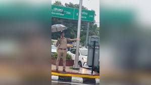 Video Lucknow Traffic DCP Mans Busy Interaction Amid Rains