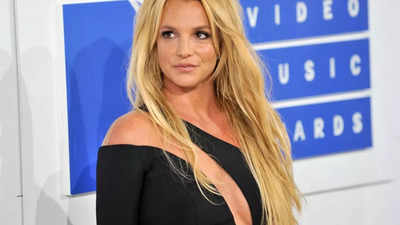 Britney Spears announces she's single and criticizes boyfriend Paul Richard Soliz