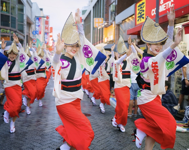 日本人最想去的夏日祭典！戰後落寞小鎮「偷學」別人的舞蹈，60年後反吸引百萬遊客 ｜東京高圓寺阿波舞（上）