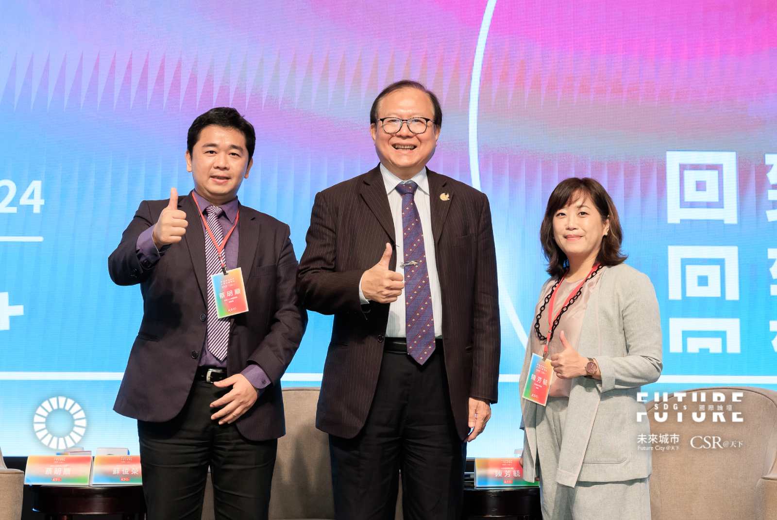 蔡明順（左）與蘇俊榮（中）對談指出，公部門正鼓勵導入AI科技，減輕公務員人事壓力及工作流程。