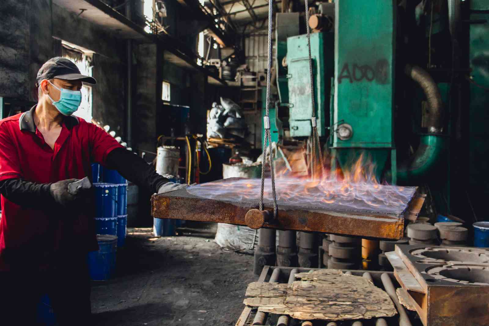 師傅正在鑄造特色人孔蓋的原型。圖片來源：台北蓋水