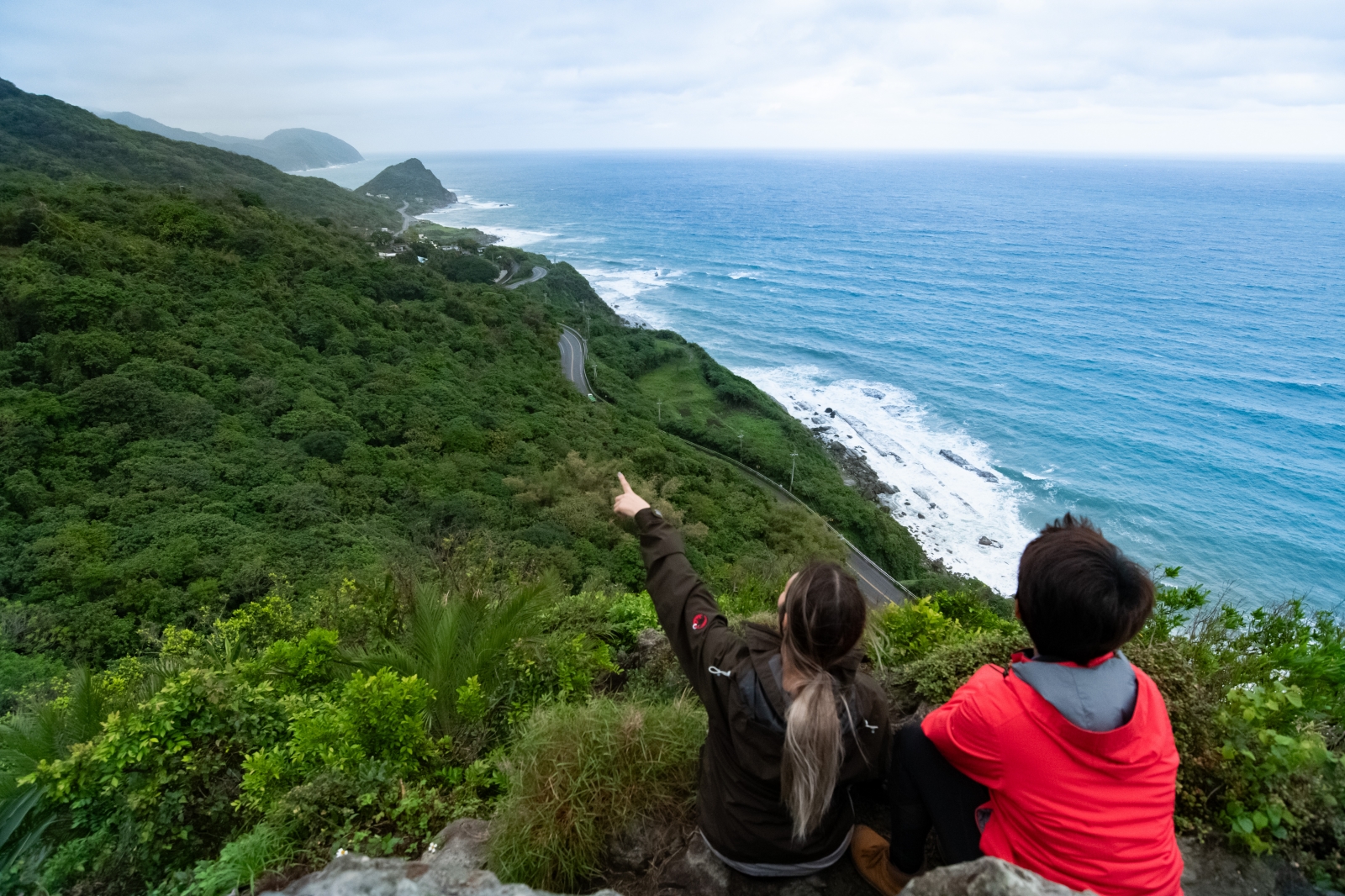 攀上勇氣石，從老鷹視角眺望太平洋　獨旅也能暢遊布農��林