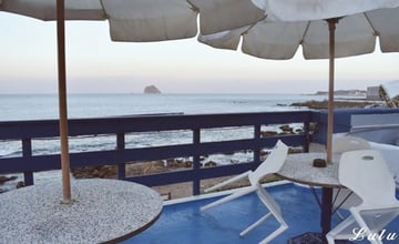 基隆｜私人島嶼 MYKONOS，彷彿置身於私人島嶼般，被大海環繞，靠窗座位享受徜徉大海的下午茶時光
