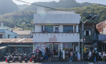 新北｜馬納蒂：靠海邊的美式漢堡，戶外陽台俯瞰蔚藍海岸零死角，人潮爆多要吃趁早