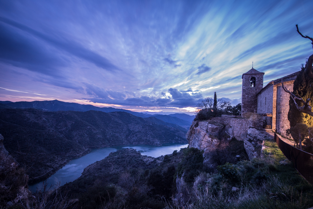 Sunset in Prades Mountains, with the reservoir and the Romanesque church of Siurana, by Aleixcarapeix