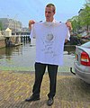 2009-06-27 #00369 Sluices and bridges keeper of Dienst Binnenwaterbeheer (internal waters management) at the river Amstel in Amsterdam presents the white Free Travel-Shirt